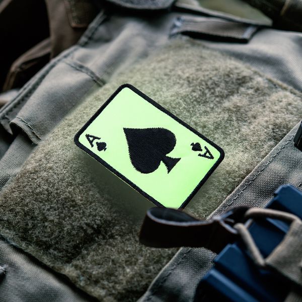Шеврон, що світиться в темряві з липучкою Карта Туз Пік 5х8 см 800030020 фото