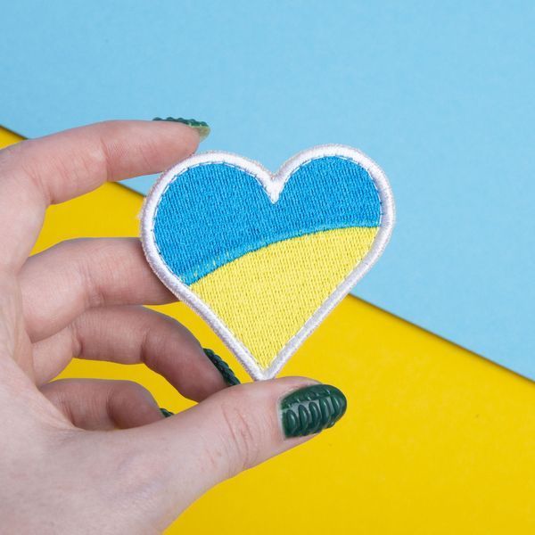 Шеврон 2 шт нашивка на липучке флаг Украины в форме сердца, вишитий патч 6х6,5 см 800029599 фото