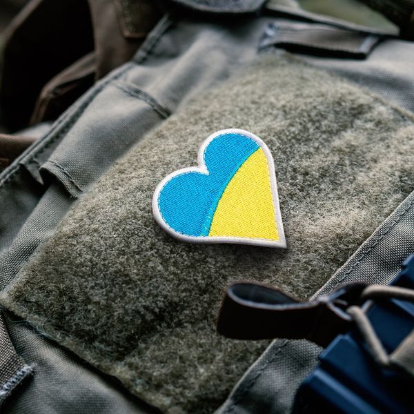 Шеврон 2 шт нашивка на липучке флаг Украины в форме сердца, вишитий патч 6х6,5 см 800029599 фото