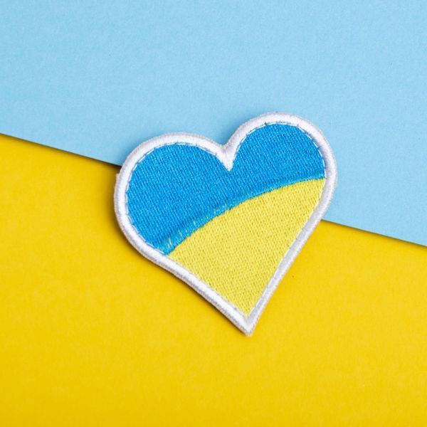 Шеврон 2 шт нашивка на липучке флаг Украины в форме сердца, вишитий патч 6х6,5 см 800029599 фото