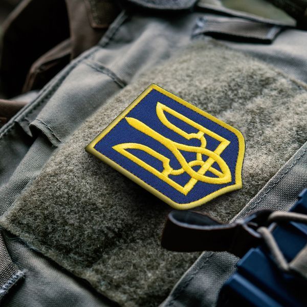 Набор шевронов 2 шт с липучкой Герб Трезубец Украины 6х8 см желтый на синем, вышитый патч 800029905 фото